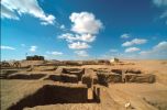 Zádušní komplex vytesaný do podloží před východní fasádou šachtové hrobky kněze Iufaa (Pozdní doba). © Archiv Českého egyptologického ústavu, Kamil Voděra.